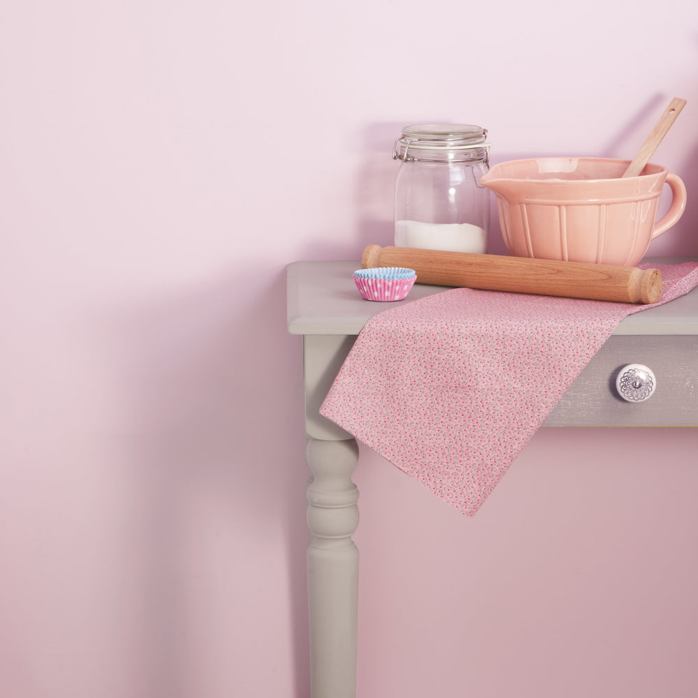 Testivoittaja vaaleanpunainen seinämaali Frenchic. 