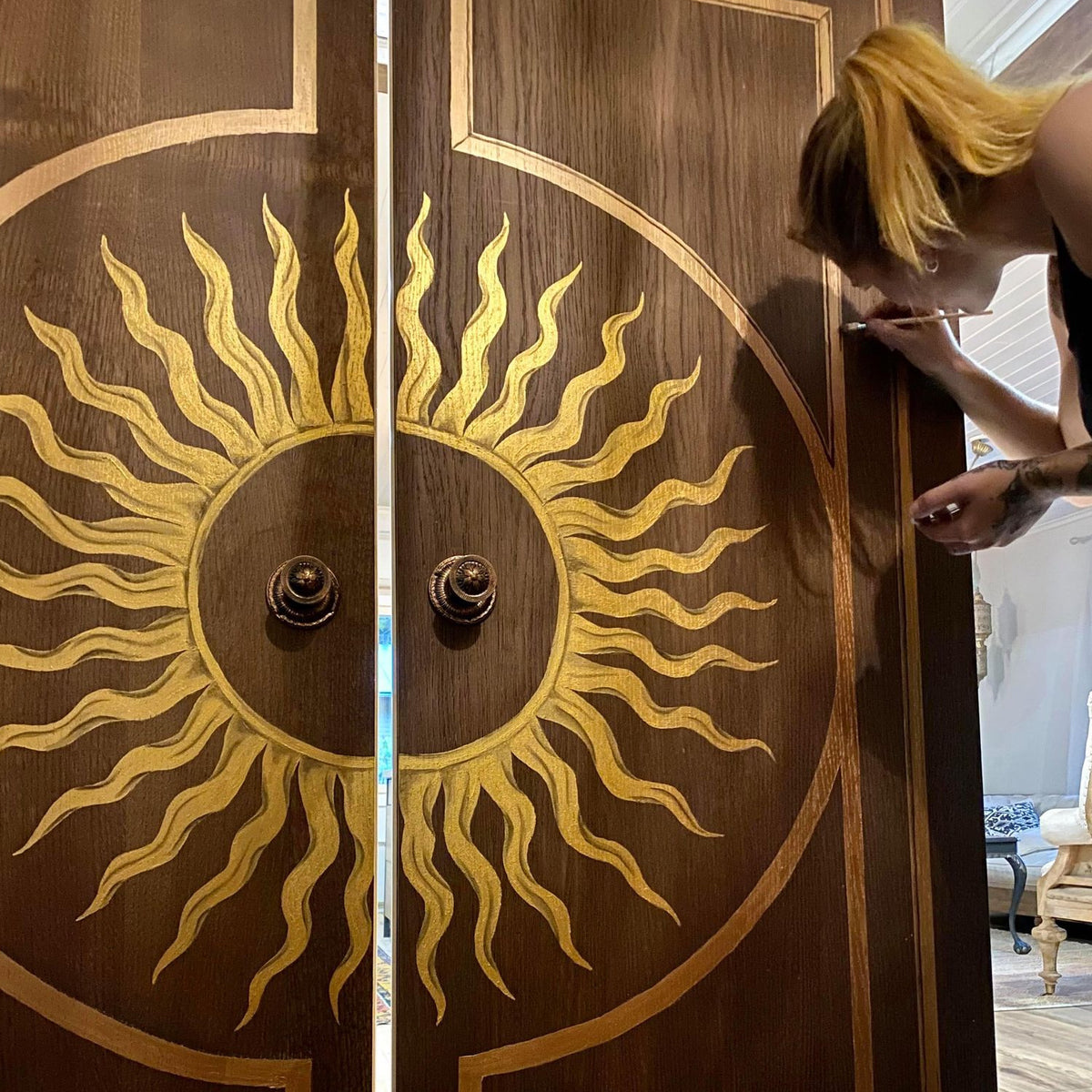 Kultaus ja koristemaalaus ovikoriste ladonovet ja maalattu aurinko Frenchic Maalisarjan kultamaalilla. 