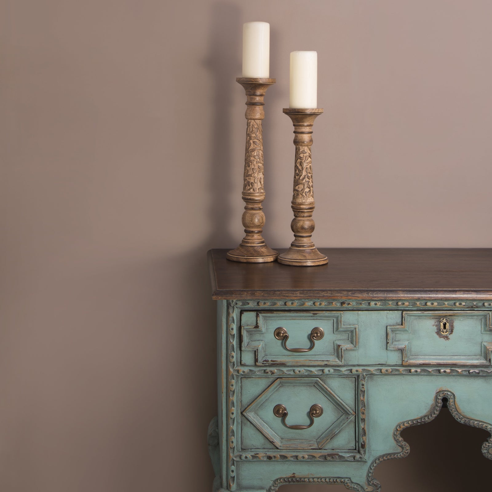 Ruskea Frenchic seinämaali Moleskin Frenchic Paint Finland. . 