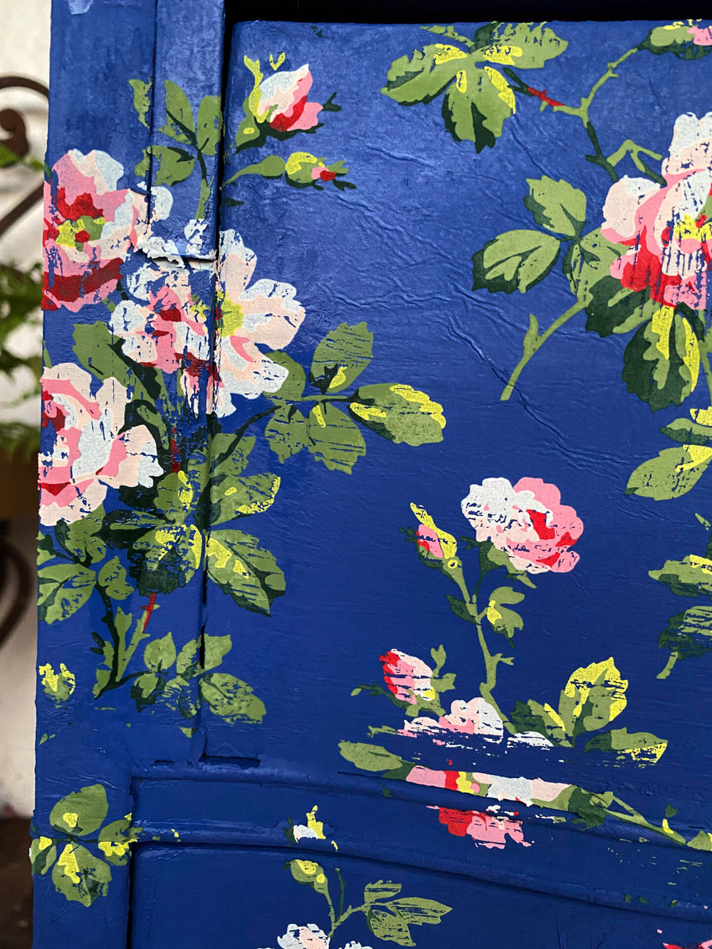 Rose Chintz iod paint inlay frenchic paint finland koristemaalaus. 