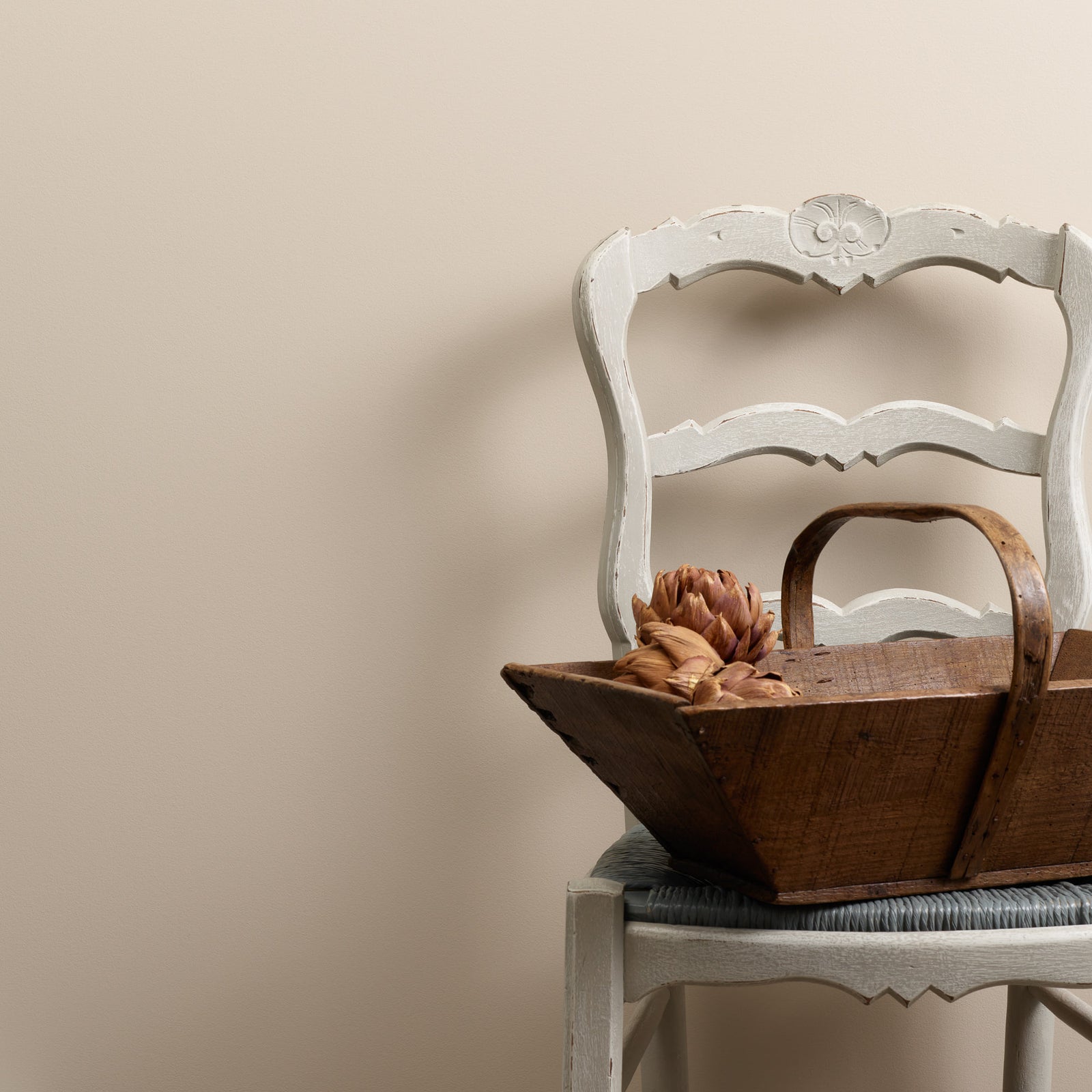 Testivoittaja  beige seinämaali Frenchic. 