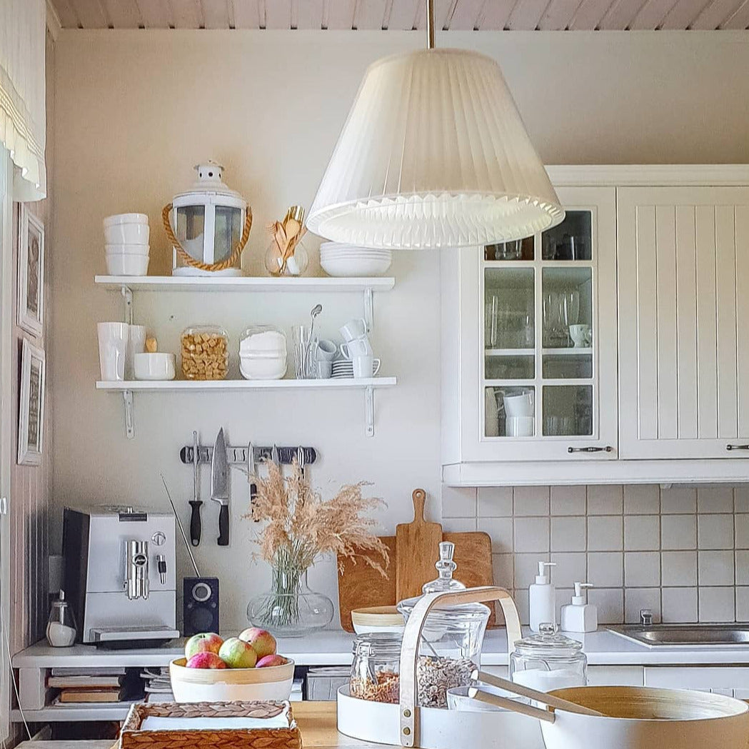 Luonnonvalkoinen seinämaali Frenchic Parshment. 