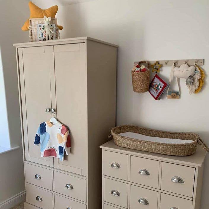 Stone Rosie on vaalea ja  täyteläinen beige kalustemaalisävy. 