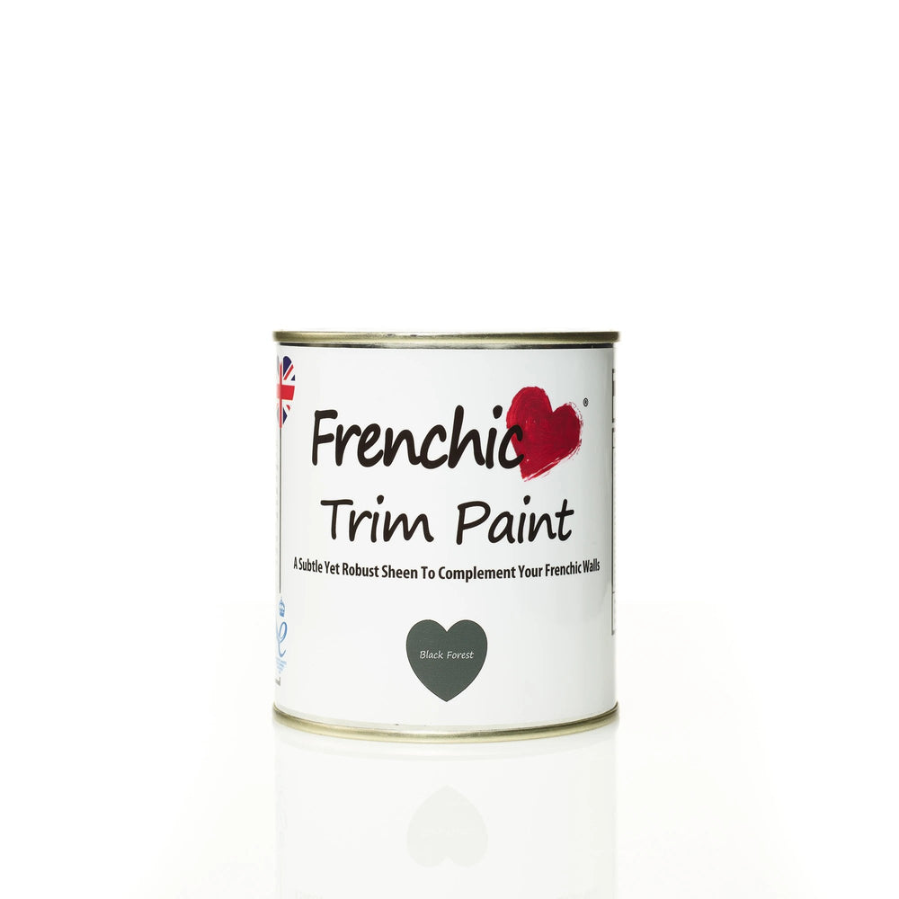 Tummanvihreää seinää vasten brittien lippu ja lasinen Frenchic sajan Queens Award palkintomalja. 