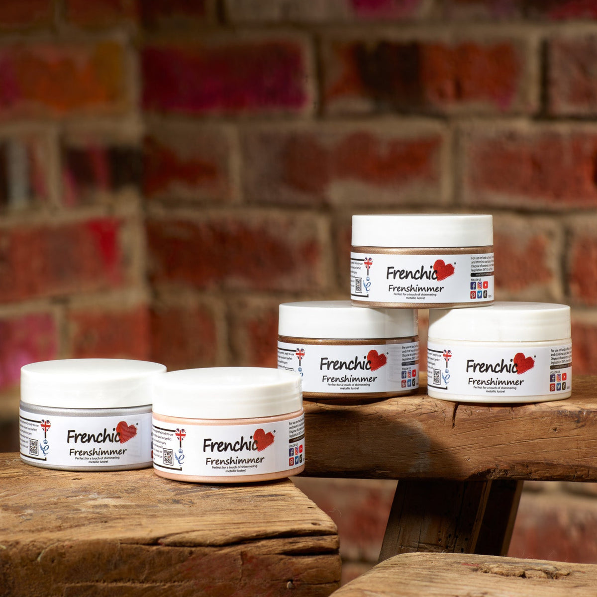 Pearly Queen on helmiäisen valkoinen, metallipatinamaali metallille ja puulle, kestävästä Fernshimmer sarjasta. 