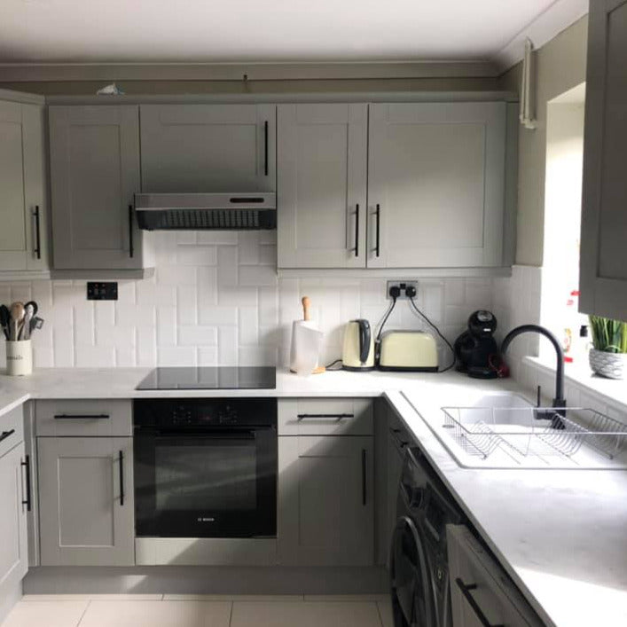 Spitfire harmaa  on kalustemaalisävy  Lazy Range Frenchic Paint sarjasta. 