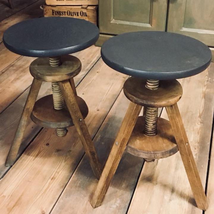 Ruskea Frenchic kalustevaha on luonnonmukainen, mehiläisvahapohjainen puuvaha, joka on tarkoitettu huonekalujen viimeistelyyn, patinointiin ja puupintojen hoitoon. 