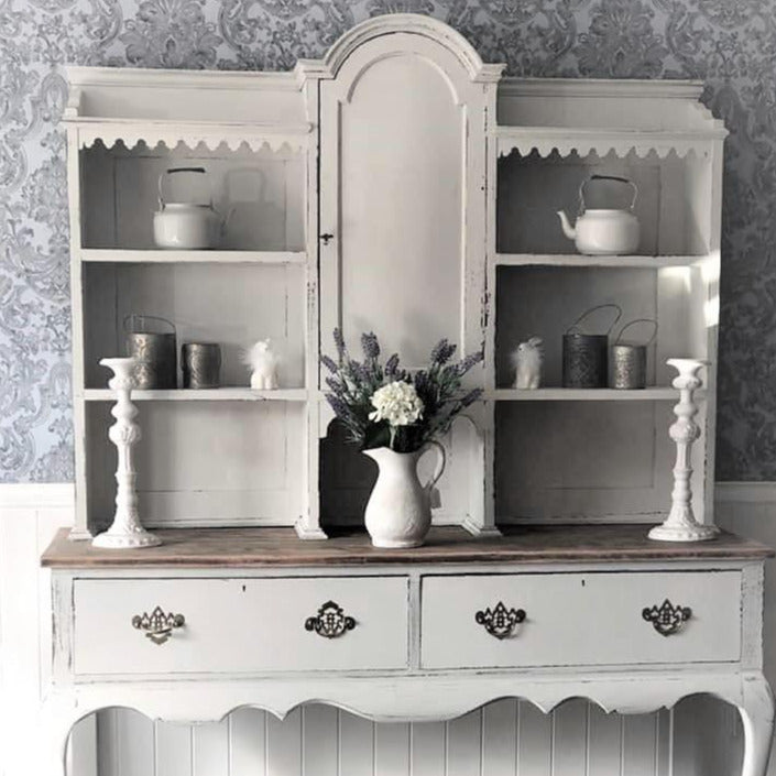 Wolf Whistle  on helmenharmaa kalustemaalisävy Frenchic sarjasta. 